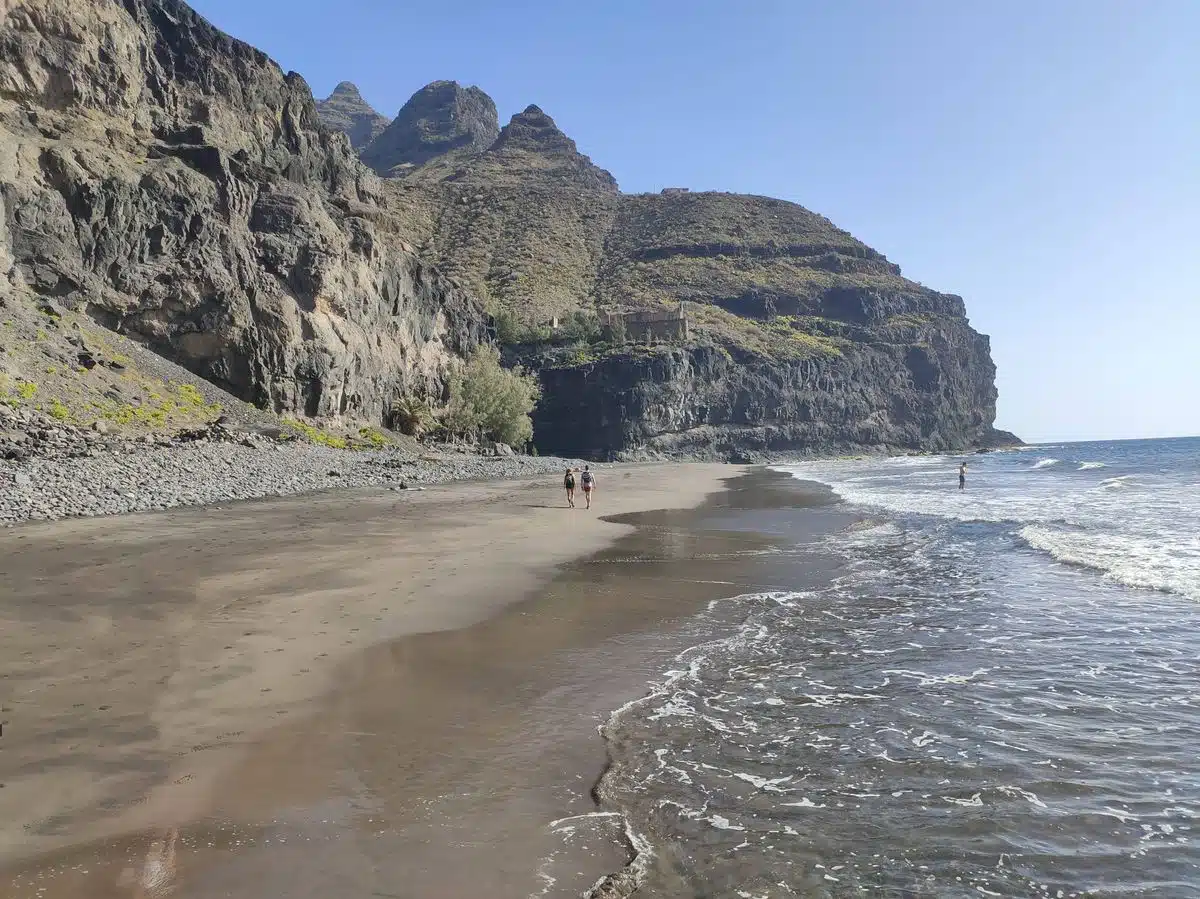 Playa de G&uuml;ig&uuml;&iacute; - Acantilados